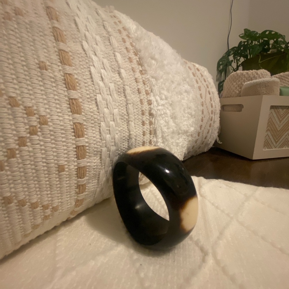 Acrylic Bone Look Black and Cream Bangle - Picture 4 of 7